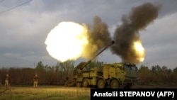 Військові 43-ї окремої механізованої бригади ЗСУ ведуть вогонь із гаубиці «Богдана» по російських позиціях, Харківська область, квітень 2024 року