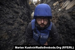 Fotoreporter ukrajinskog servisa RSE Serhij Nužnenko u rovu blizu sela Pivdene u istočnom dijelu Donjecka u aprilu 2022. godine.