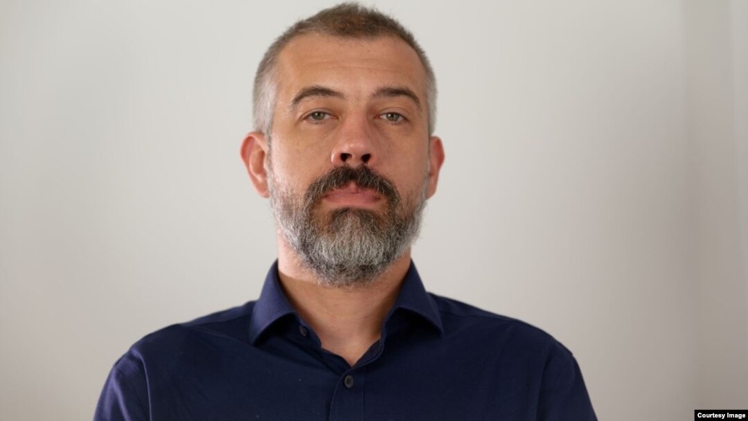 Antropologul Radu Umbreș explică într-un interviu pentru Europa Liberă „fenomenul Gheboasă”, dar și de ce oamenii se revoltă pe rețelele de socializare față de versurile din cântecele artistului. 