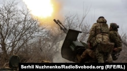 Українські військовослужбовці протиповітряної оборони керують зенітною гарматою на передовій, під час нападу Росії на Україну, поблизу міста Бахмут, Україна, 6 березня 2024 року
