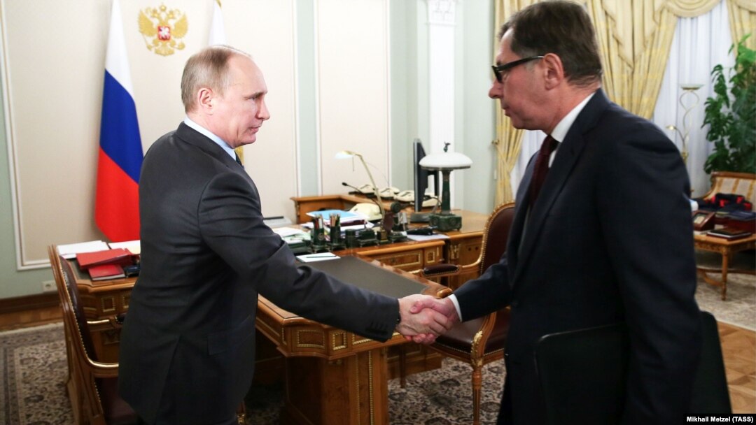 Президент Росії Володимир Путін (ліворуч) і російський олігарх, голова ради директорів «Альфа-банкe» Петро Авен, 12 лютого 2014 року