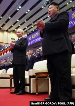 Володимир Путін (ліворуч) і лідер Північної Кореї Кім Чен Ин. Пхеньян, 19 червня 2024 року