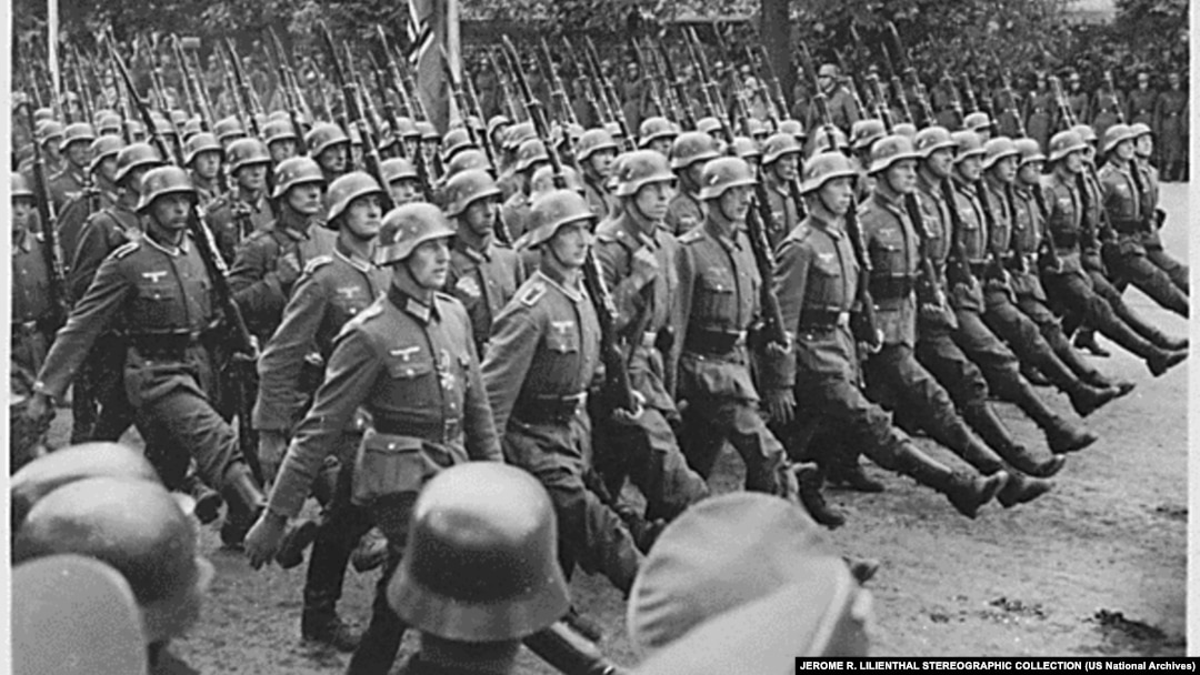 În imagine, trupe naziste mărșăluind în Varșovia, Polonia, în septembrie 1939.