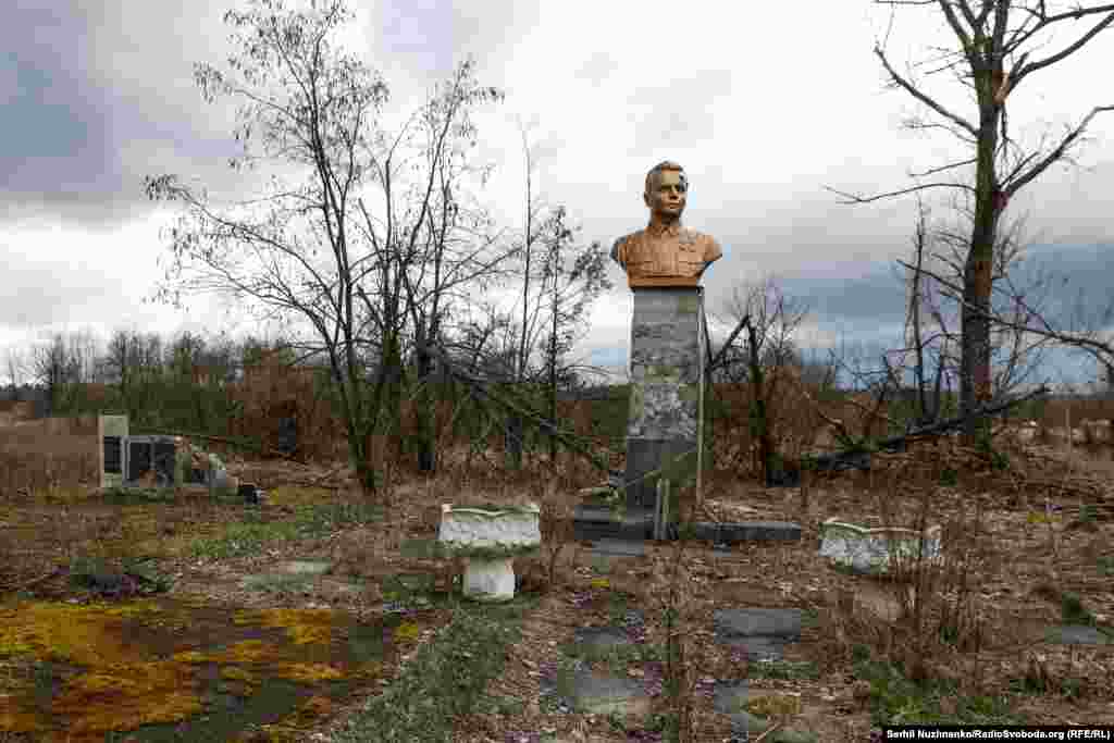 Пошкоджений російською армією монумент Герою Радянського Союзу Івану Сергієнку, поруч меморіал загиблим воїнам у Другій світовій війні у селі Підгайне на Київщині. Березень 2022 року / Фото праворуч від березня 2024 року