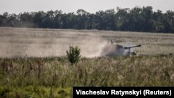 Українська самохідна гаубиця М109 просувається попід полем у Донецькій області, 7 серпня 2023 року