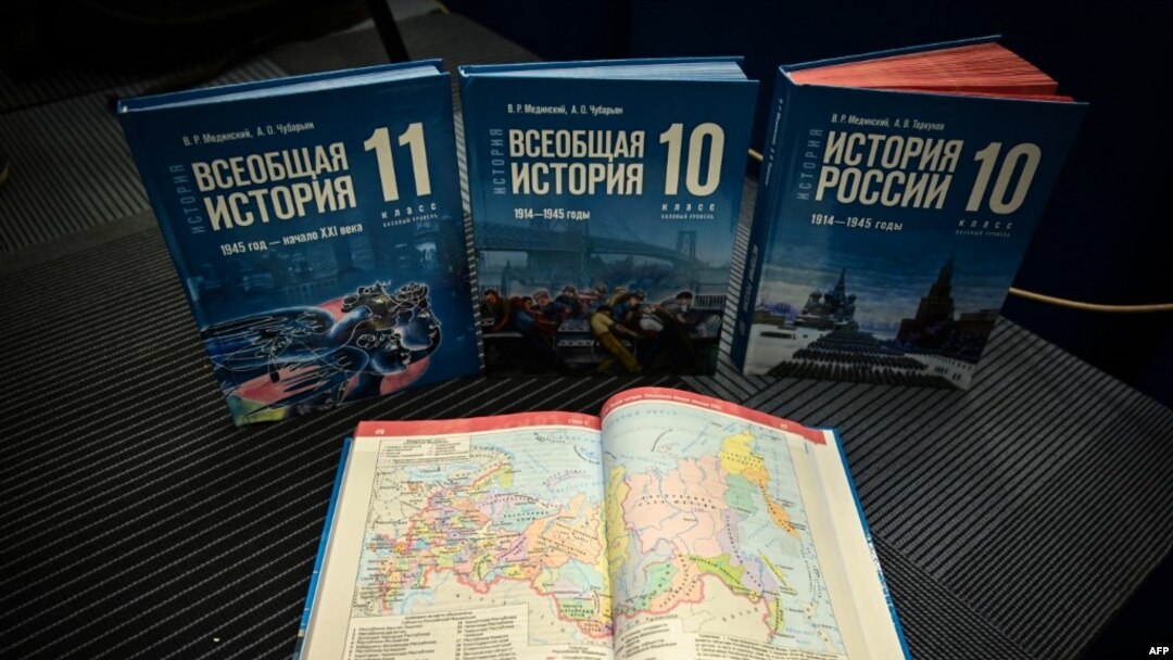 Новите учебници, по които ще учат руските деца, повтарят изцяло тезите на Владимир Путин - често пъти и с директни цитати. 