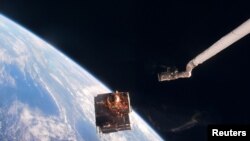 Снимката е илюстративна. На нея се вижда как сателит напуска космическата совалка Дискавъри.