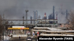 «Під час Другої світової війни союзники розбомбили нафтові сховища нацистської Німеччини як першочергову військову ціль» – написав Габріелюс Ландсбергіс 