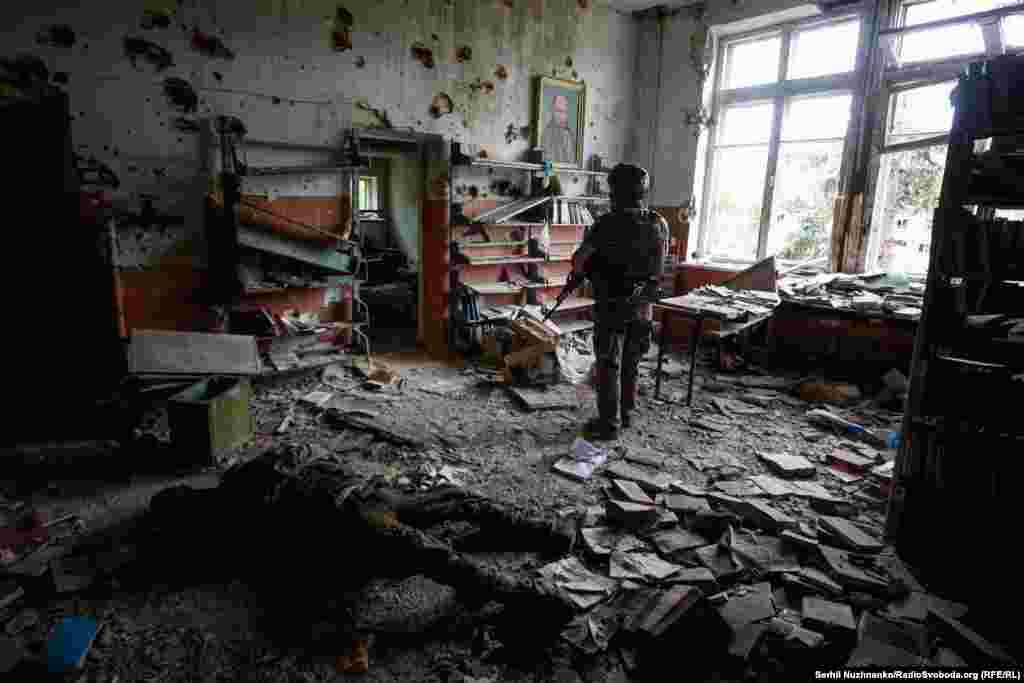 Военнослужащий ВСУ в разрушенном здании в Благодатном (Донецкая область), 17 июня 2023 года.