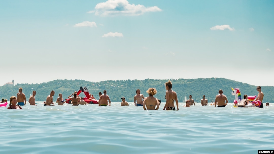 Turisti na Balaton tradicionalno hrle ljeti, ali je ove godine njihov broj znatno manji.