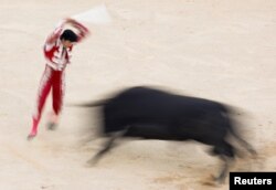 Peruanski banderiljero Andres Roca Rey u borbi na festivalu San Fermin u Pamploni, Španija, 7. jula 2022.