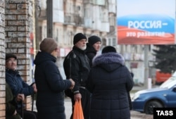 Люди на зупинці в окупованому Мелітополі, лютий 2023 рік
