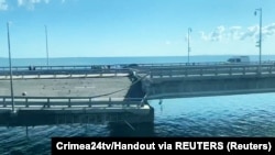 Пошкоджена ділянка дороги на Керченському мості внаслідок атаки на міст. Скріншот з відео, 17 липня 2023 року