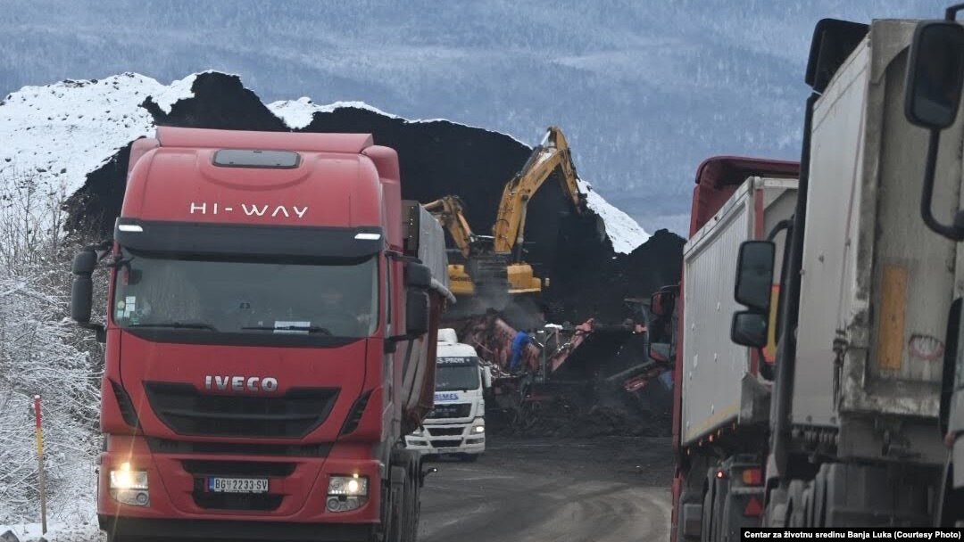 Kamioni natovareni ugljem odlaze, a drugi čekaju utovar kod Medne pored Mrkonjić Grada, na području bh. entiteta Republika Srpska. Fotografija nastala između decembra 2022. godine i marta 2023.