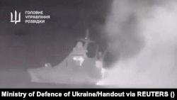 Кадри, які показують, як дим піднімається від, за словами української військової розвідки, російського корабля «Сергій Котов», 5 березня 2024 року