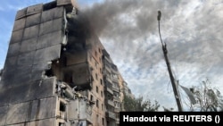 Зранку 31 липня війська Росії випустили по Кривому Рогу дві ракети – одна влучила в секцію житлового будинку з четвертого по дев’ятий поверхи, друга – в нежитлову будівлю