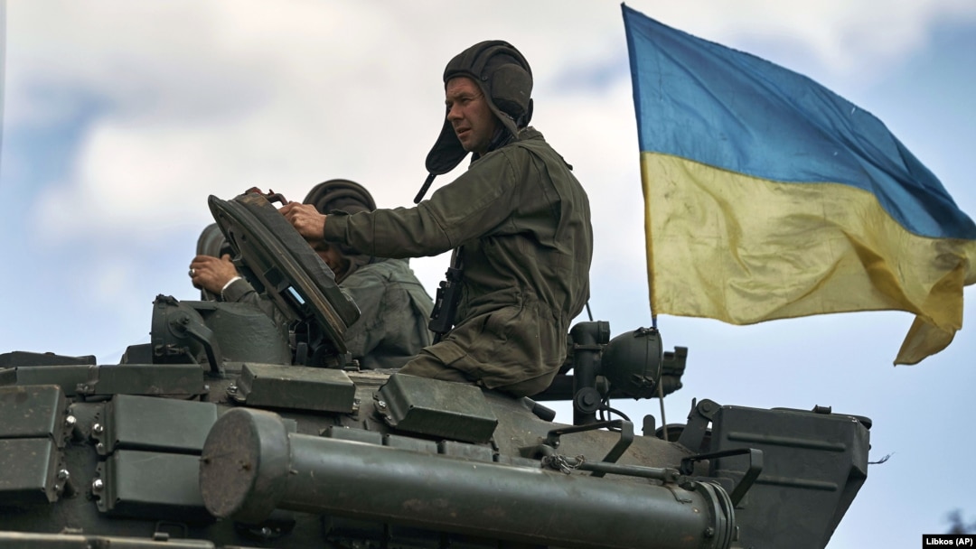 Українські бійці на танку біля Бахмуту на Донеччині, 12 травня 2023 року
