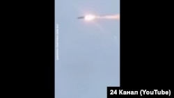 Політ ракети ЗРК NASAMS з характерним яскравим полум'ям та димом позаду