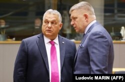 Прем’єр-міністр Угорщина Віктор Орбан (ліворуч) і голова уряду Словаччини Роберт Фіцо. Брюссель, 26 жовтня 2023 року