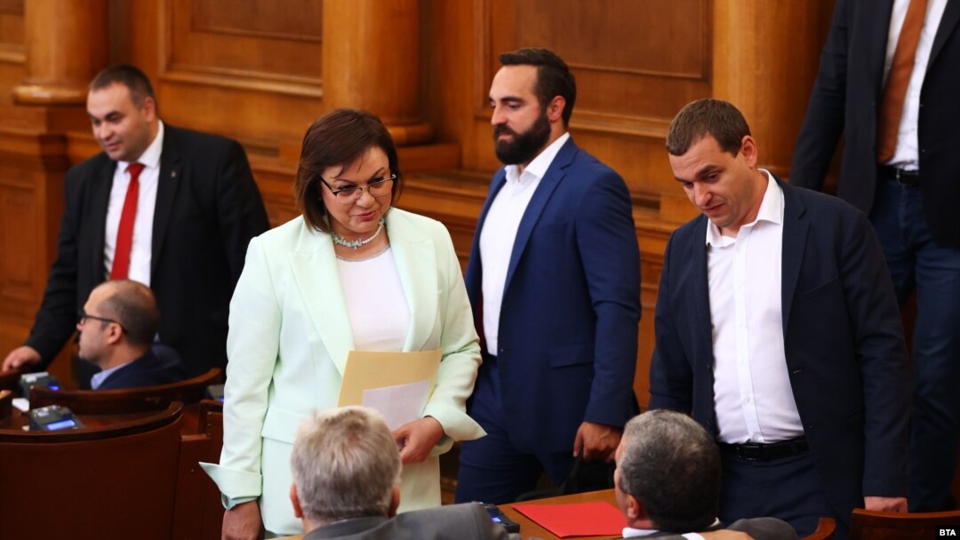 Oт ляво надясно: председателkaтa на БСП Корнелия Нинова, депутатът от ПП-ДБ Михал Камбарев, депутатът от БСП Иван Петков в парламента на 6 юли 2023 г.