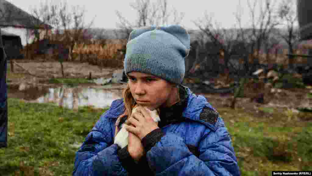 9-летняя София со своей морской свинкой перед эвакуацией из Макеевки (Луганская область). 19 ноября 2022 года.