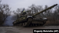 Українські військовослужбовці на танку їдуть на передові позиції біля Бахмуту, що на Донеччині, 8 березня 2023 року