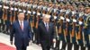 Președintele rus Vladimir Putin trece pe lângă o gardă de onoare cu omologul său chinez, Xi Jinping, la Beijing, în 2024(fotografie de arhivă).