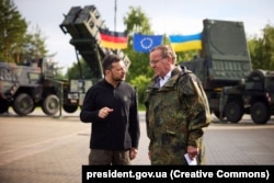 Президент України Володимир Зеленський і міністр оборони ФРН Борис Пісторіус (праворуч) під час відвідин 21-ї зенітно-ракетної групи в місті Заніц, де українські військові тренуються для роботи на ЗРК Patriot, 12 червня 2024 року