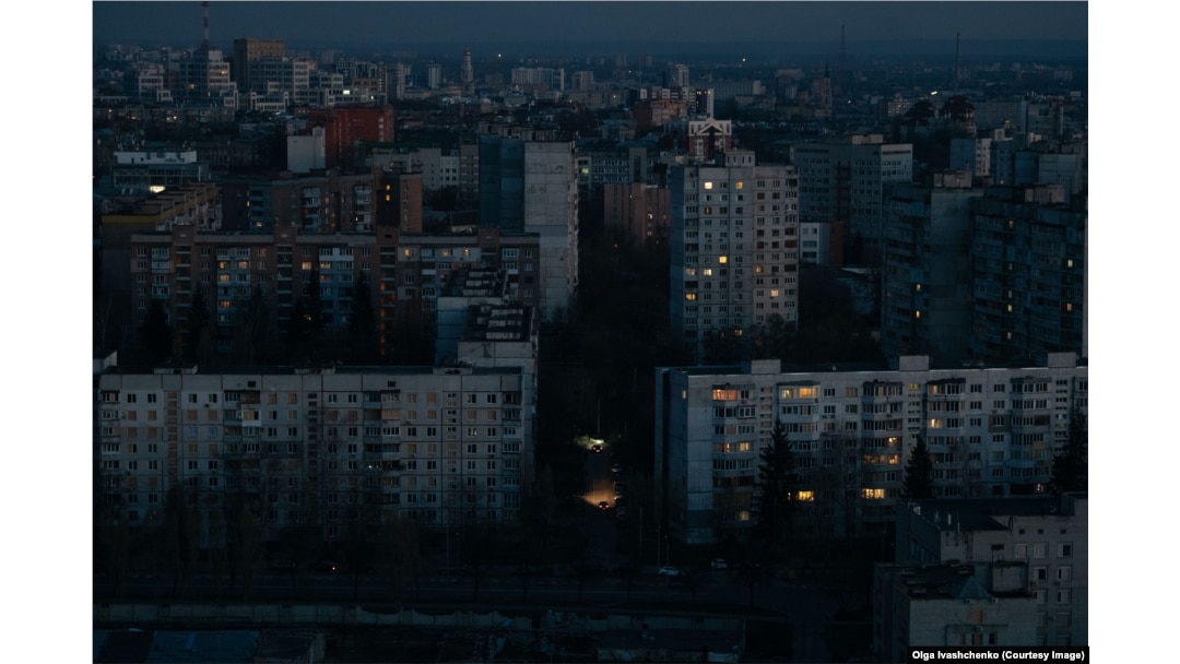 Pogled sa višespratnice tokom nestanka struje u Harkivu 5. aprila