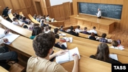 Anul acesta, Ministerului Educației a alocat peste 8.000 de locuri speciale pentru enticii romi în licee și peste 750 în universități. Percepția publică este încă negativă, iar tinerii simt acest lucru. 