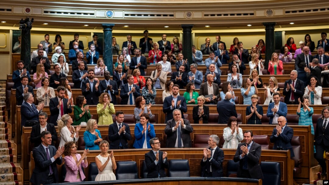 Španski premijer Pedro Sančez (dole, krajnje lijevo) aplaudira nakon usvajanja zakona o amnestiji u donjem domu španskog parlamenta u Madridu, 30. maja 2024.