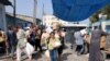 Mii de palestinieni au luat cu asalt depozitele ONU pentru a-şi procura minimul de alimente şi produse de igienă. Ordinea civilă obişnuită riscă să scape de sub control, sub imboldul atacurilor militare intensificate ale Israelului, subliniază agenţia. 