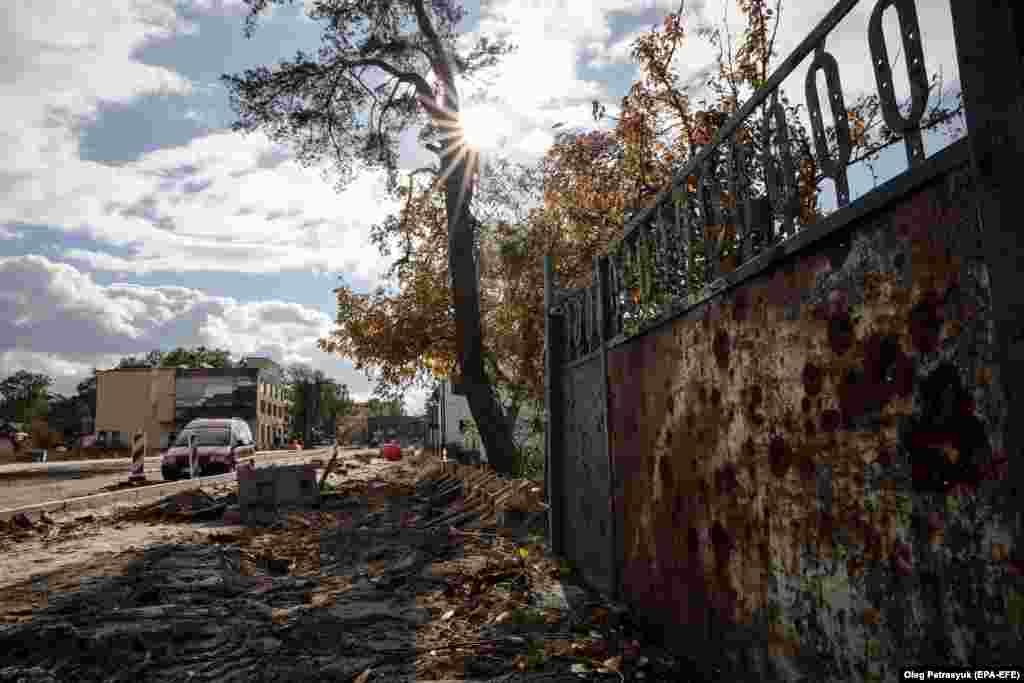 Рабочие восстанавливают разрушенную дорогу в Ирпене. По оценкам Всемирного банка, для восстановления Украины требуется более 410 миллиардов долларов 