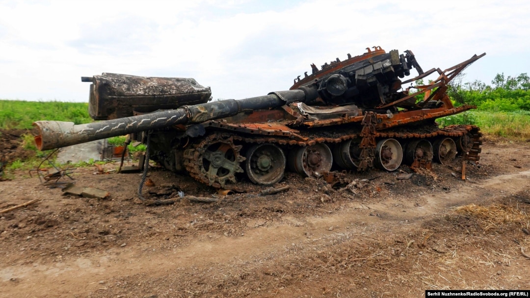 Знищений російський танк у звільненому ЗСУ від армії РФ селі Новодарівка Запорізької області, 2 липня 2023 року
