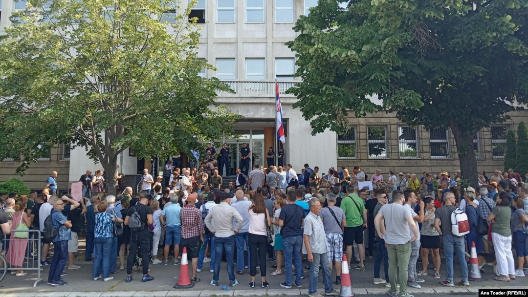 Skup podrške inspektorima Odeljenja za suzbijanje narkotika beogradske policije Dušanu Mitiću i Slobodanu Milenkoviću koji su otkrili plantažu marihuane na imanju "Jovanjica" ispred zgrade Specijalnog suda u Beogradu, 11. jul 2023.