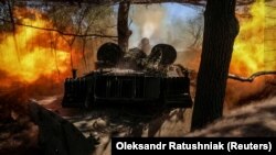 Українські військовослужбовці ведуть вогонь із самохідної гаубиці 2С1 «Гвоздика» по російських військах, вересень 2023 року 