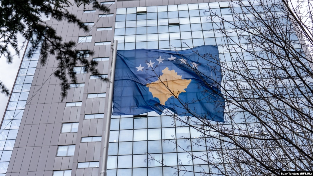 Zastava Kosova ispred zgrade Vlade, Priština