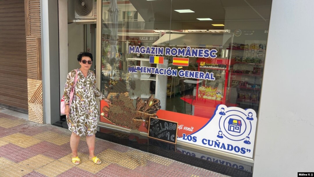 Mălina în fața magazinului din Valencia unde a găsit ziarul de limba română „Țara mea”.