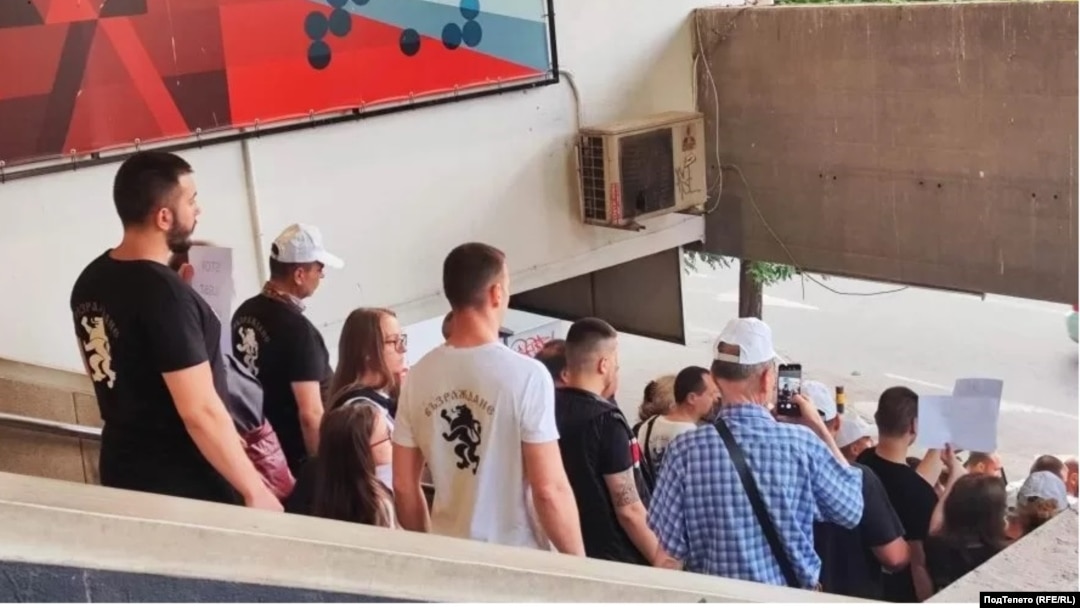 Част от протестиращите привърженици на "Възраждане" пред LUCKY Дом на киното в Пловдив, 14 юни 2023 г.