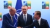 Turski predsjednik Tayyip Erdogan i švedski premijer Ulf Kristersson rukuju se pored generalnog sekretara NATO-a Jensa Stoltenberga prije njihovog sastanka, uoči samita NATO-a, u Vilniusu 10. jula 2023. 