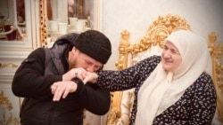 Нохчийчоьнан куйгалхо Кадыров Рамзан а, цуьнан нана Аймани а. Кадыровн официалан телеграм-каналера схьаэцна сурт