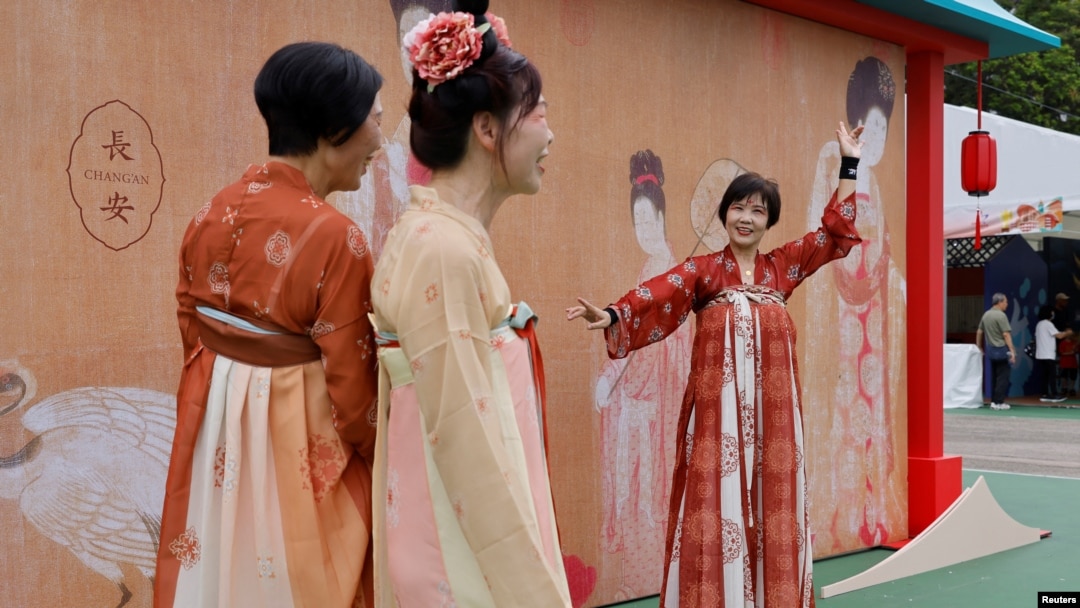 Žene obučene u tradicionalnu kinesku hanfu odjeću u Hong Kongu, juli 2023. 