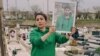 مادر عرفان رضایی بر سر مزار پسرش که ۳۰ شهریور در آمل بر اثر شلیک گلوله مأموران حکومتی کشته شد