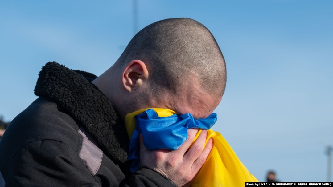 Повідомлення про страти українських військовополонених в зоні бойових дій, про катування та жорстоке поводження в полоні РФ надходять регулярно. На фото: український військовополонений в день обміну полоненими 31 січня 2024 року