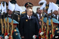 Президент Росії Володимир Путін під час параду на Красній площі у Москві 9 травня 2024 року. Нині він пропонує триденне перемир’я