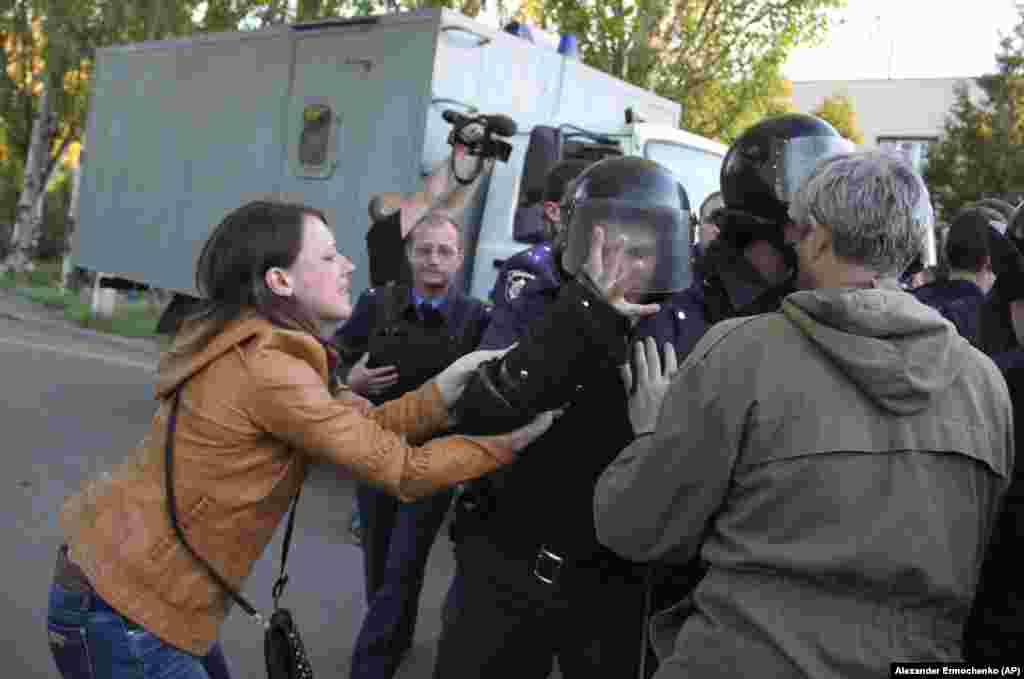 7 травня 2014 року. Сутички між родичами затриманих проросійських мітингарів та українськими правоохоронцями. За місяць до цього російські гібридні сили захопили Донецьк, і тоді можливість збереження владою України контролю над Маріуполем, здавалося, висіла на волосині