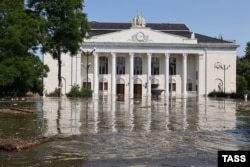 Підтоплений будинок культури в окупованій Новій Каховці. 6 червня 2023 року