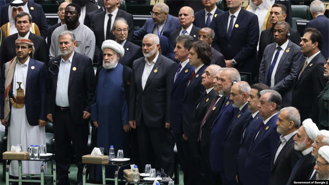 Lider Hamasa Ismail Hanije (u sredini) na inauguraciji novoizabranog iranskog predsednika u Teheranu 30. jula 2024, dan pre njegove pogibije.