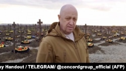 Очільник ПВК «Вагнер» Євген Пригожин на кладовищі «вагнерівців»,якікі воювали проти України. Селище Горячий Ключ, Краснодарський край, Росія. Сріншот з відео, оприлюдненого 6 квітня 2023 року