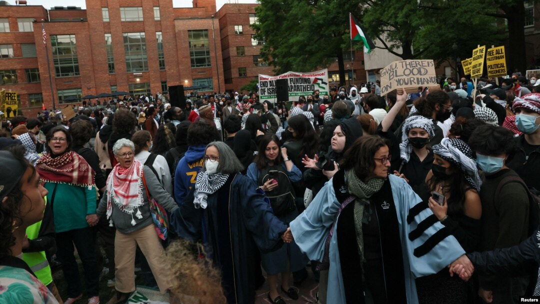 Studenti i drugi demonstriraju u krugu Univerziteta George Washington u Washingtonu, SAD, 25. aprila 2024.